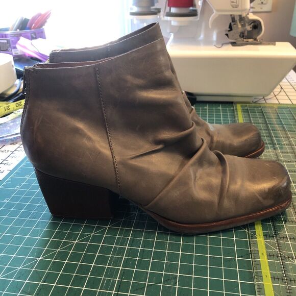 Korks Ankle Chunky Heel Gray Booties Women Size 9.5 Zipper Back - Picture 2 of 11